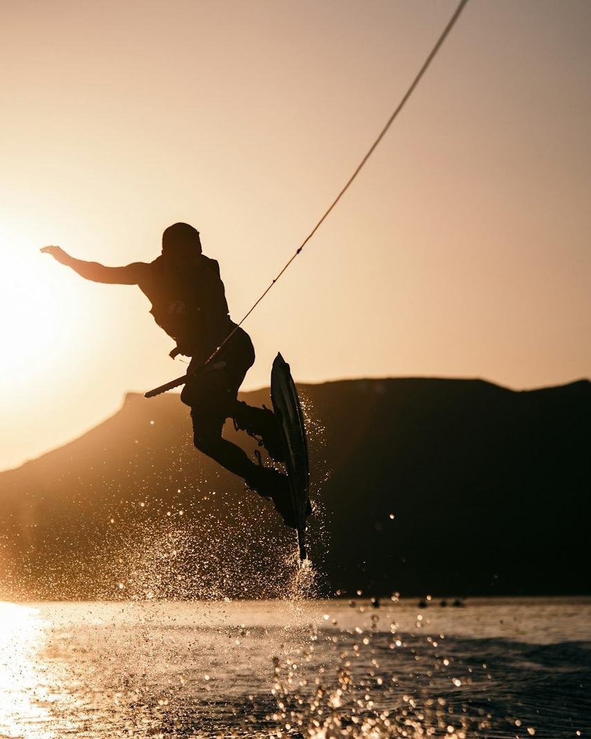Session de wakesurf sur le lac d'Annecy