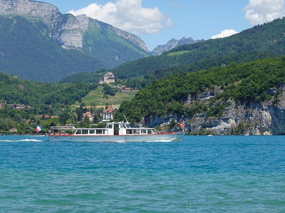 Bateau privatisé au milieu du lac d'Annecy