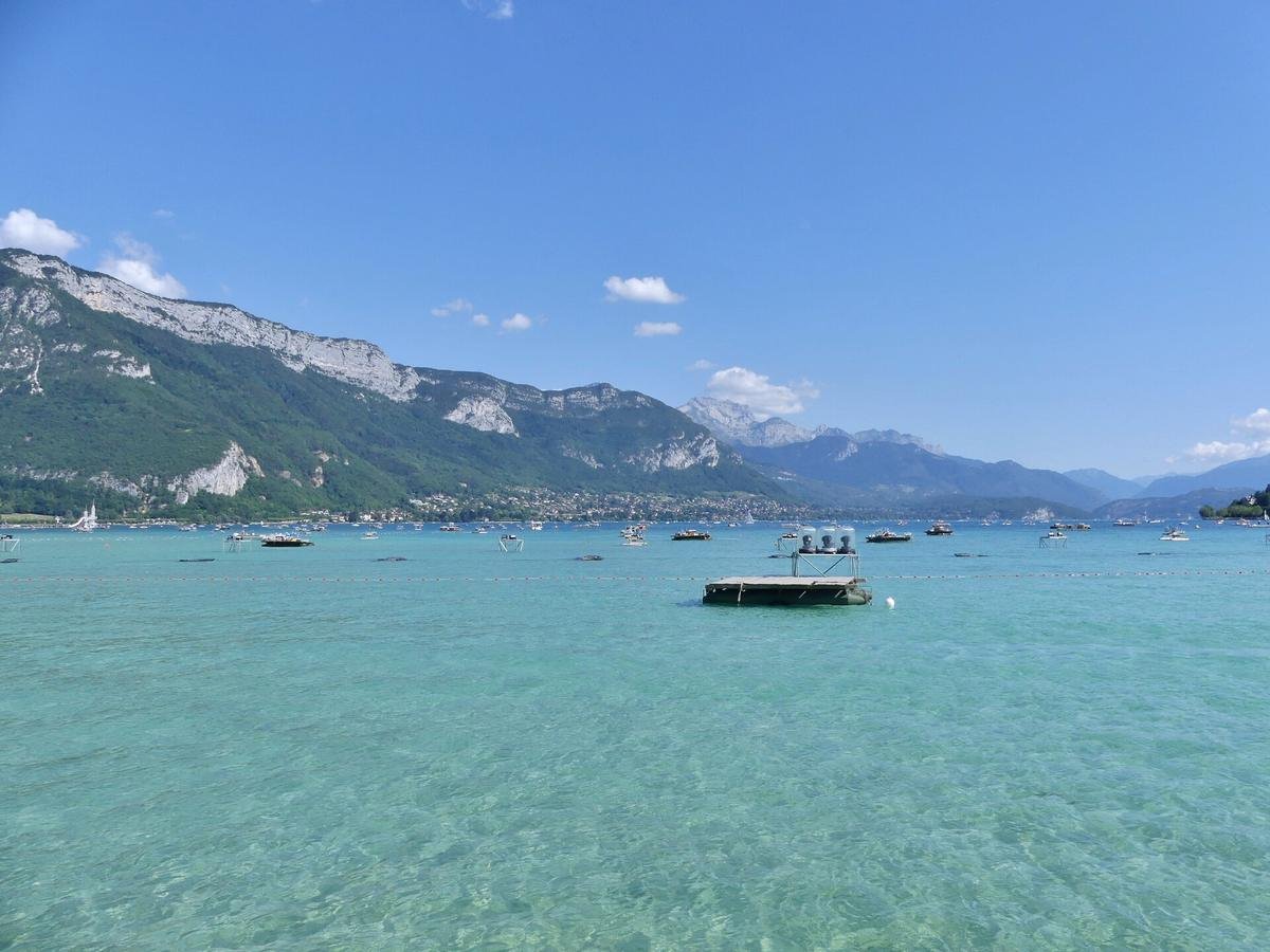 Eau turquoise du lac d'Annecy et montagnes
