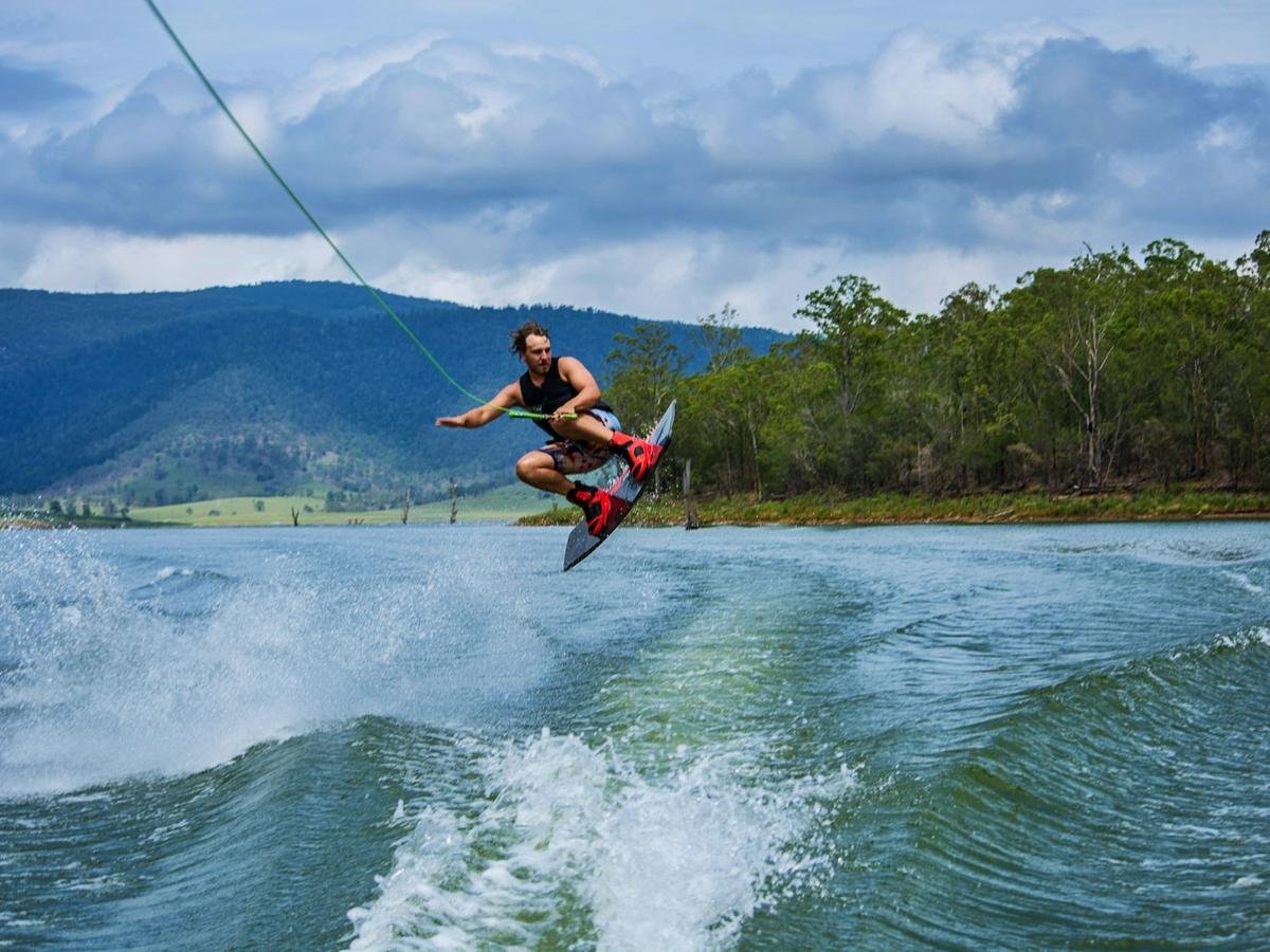 Wakeboard tracté au Bout-du-Lac